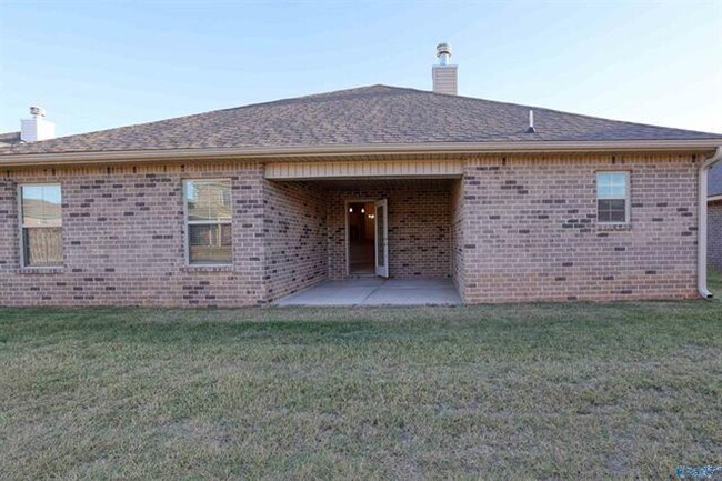 Building Photo - Fall in love with this stunning 4-bedroom, 3-bathroom full-brick ranch home