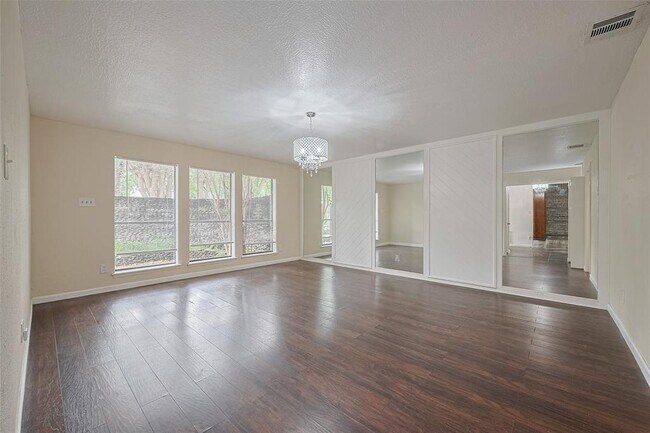 Building Photo - 2107 Shadowbriar Dr