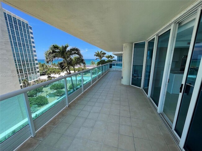 Building Photo - 5025 Collins Ave