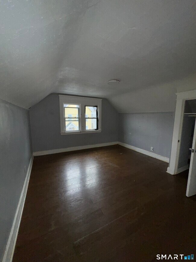 Building Photo - 154 Frank St