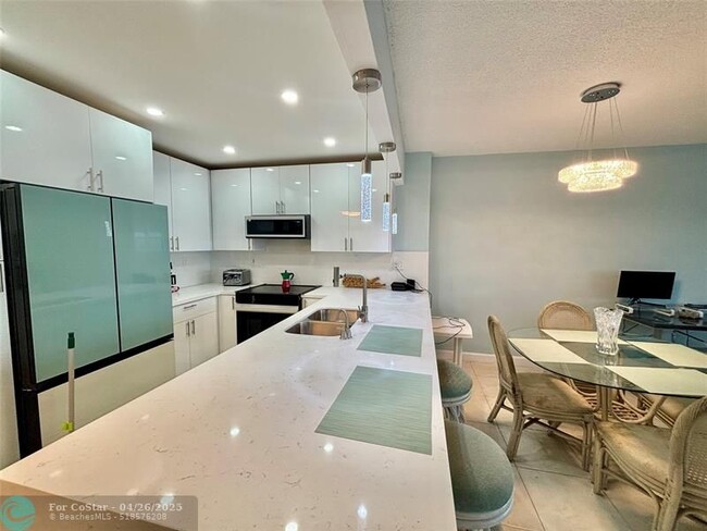 Building Photo - 3725 S Ocean Dr