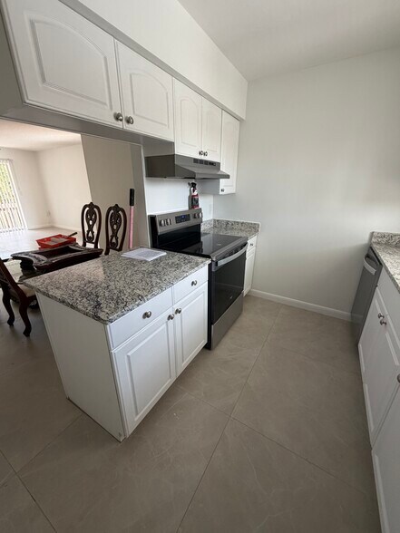 Building Photo - 2701 Pine Lake Terrace