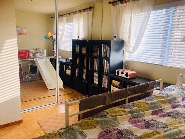 Building Photo - University City (UTC) 2BR/1BA CONDO @ GENE...