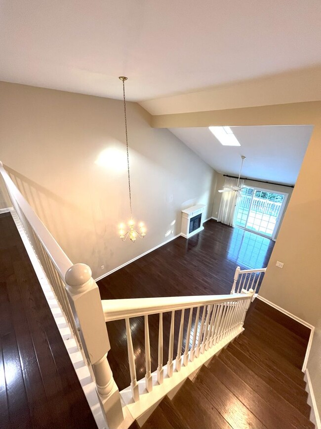 Building Photo - Gorgeous 3-bedroom, 3 full-bath townhouse