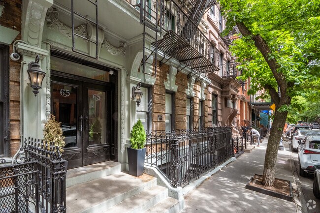 Sidewalk - 65-67 Bank St