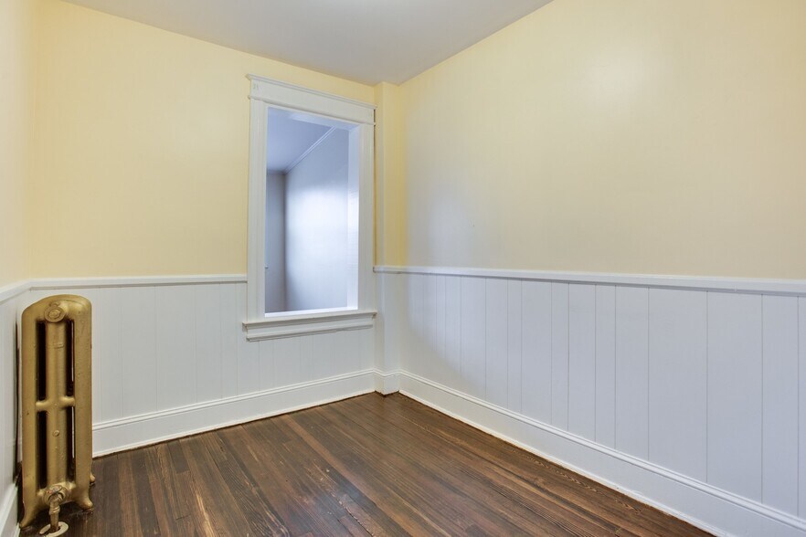 Room 4 - 702 Ingraham St NW