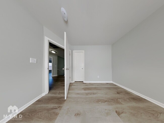 Building Photo - 1910 Sunset Village Dr