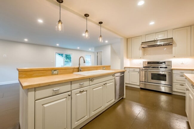 Building Photo - Classic Chevy Chase Charm in NW DC Availab...