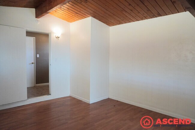 Building Photo - Spacious home located In Northeast Bakersf...