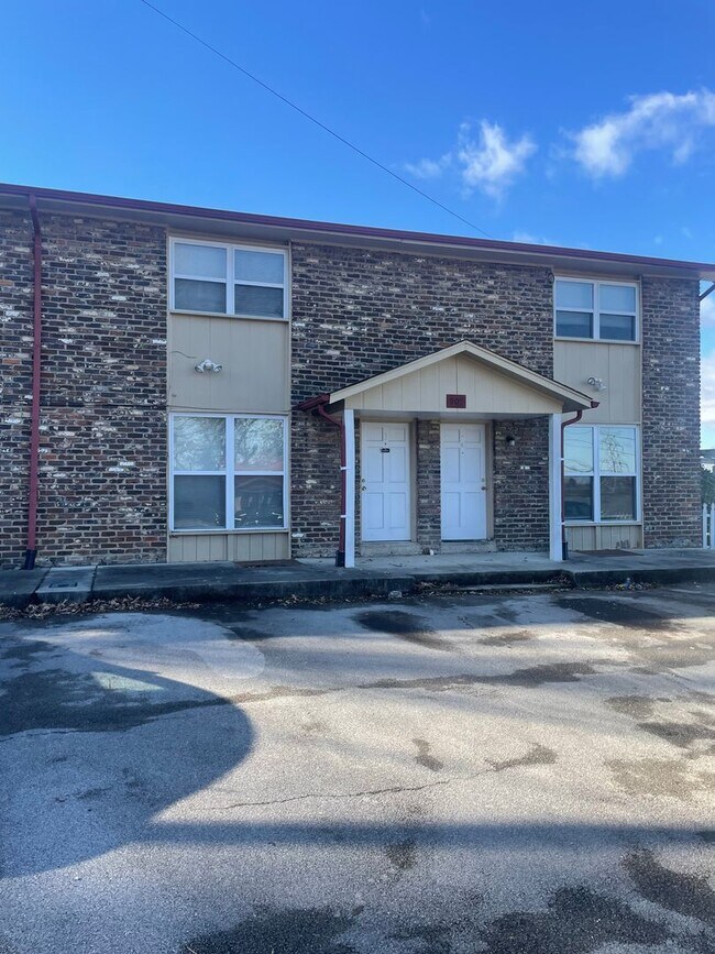 Building Photo - Knoxville 37919 - 2 bedroom, 1 bath apartment in West Knoxville - Contact Lisa Vineyard and Shann...