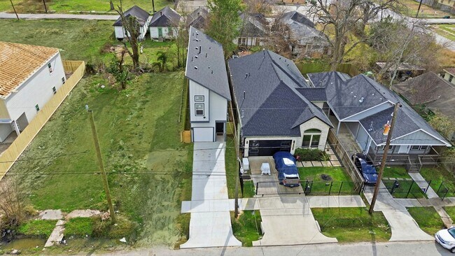 Building Photo - 3320 Francis St