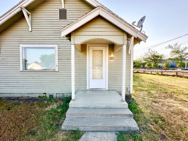 Building Photo - 2 Bedroom 1 Bathroom Home with Acreage in ...
