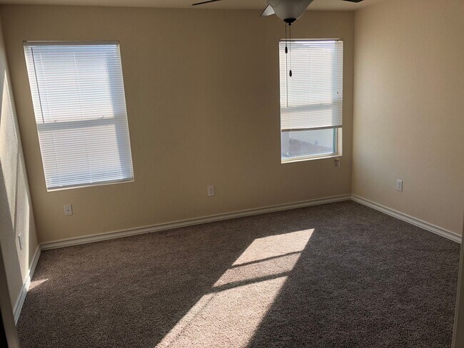 Building Photo - Town home for rent