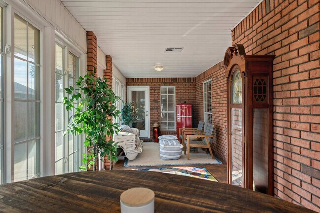 Building Photo - 300 Lan Rob Ln