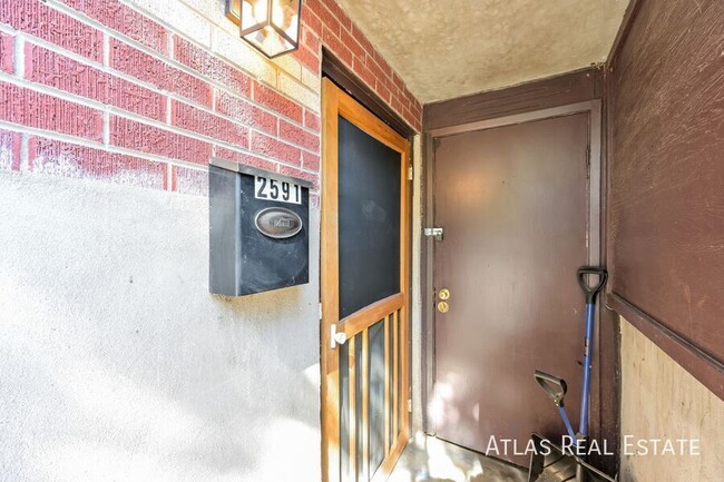 Building Photo - Charming 2 Bed Unit in Fourplex, Near Edge...