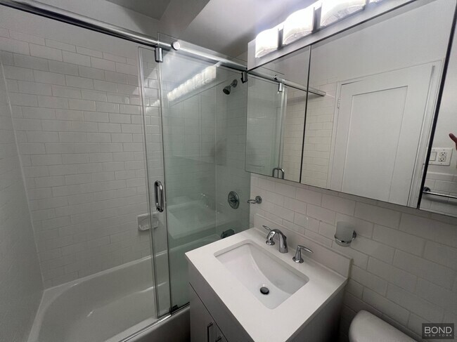 Building Photo - 165 E 35th St