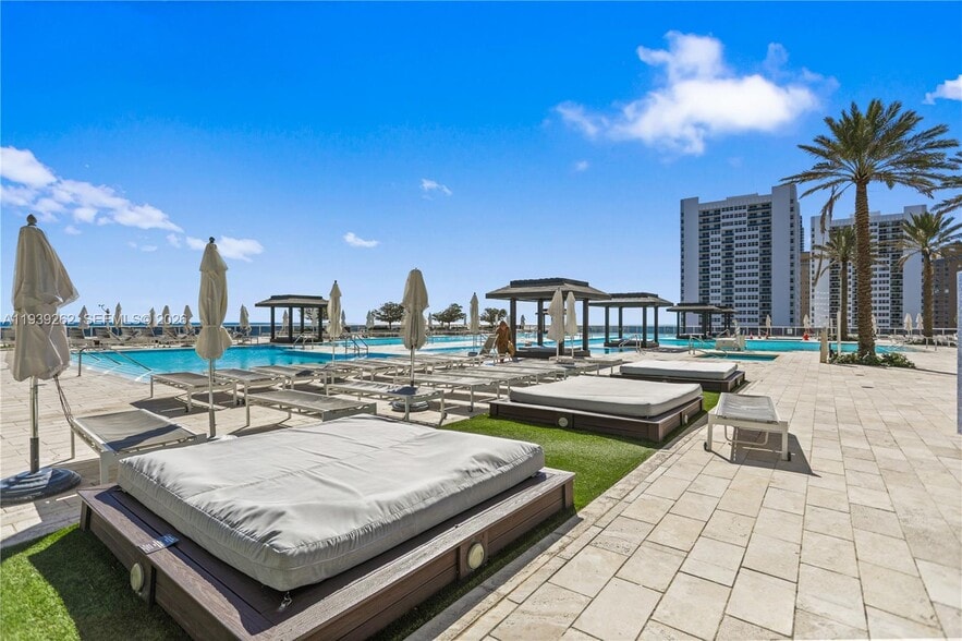 Building Photo - 1850 S Ocean Dr