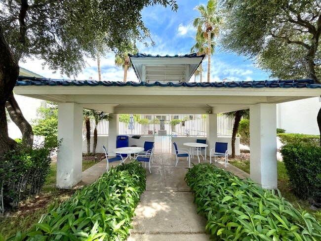 Building Photo - Great 1 Bedroom Condo in the Roadhaven Condos Gated Community!