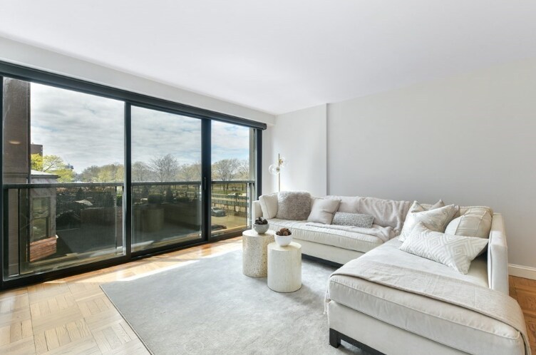 Building Photo - 180 Beacon St