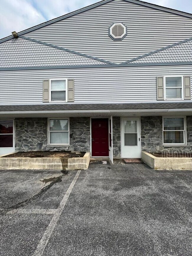 Building Photo - 2-Story, One Bedroom Loft Townhome AVAILABLE JUNE 2026 - Wernersville, PA