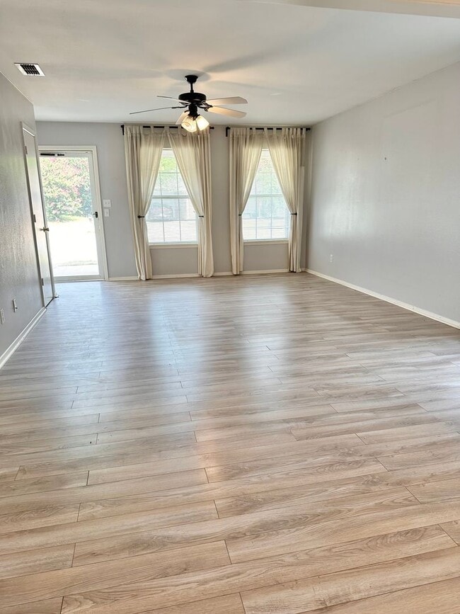 Building Photo - 2 Bedroom Home in Lindale ISD!