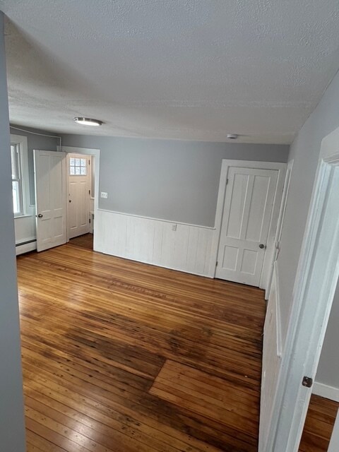 Building Photo - 122 River Rd