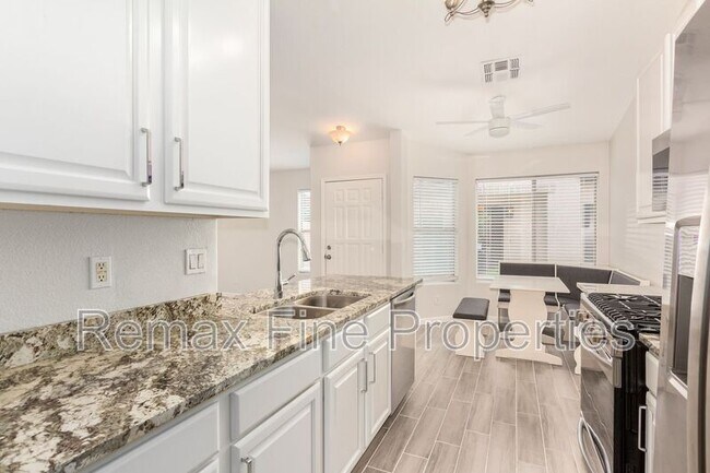 Building Photo - 1851 E Carla Vista Dr