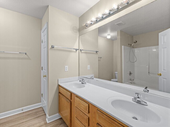 Building Photo - 210 Bridgewood Dr