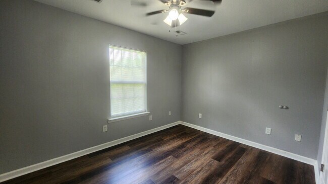 Building Photo - Refreshed 2BR/1BA duplex apartment for rent!