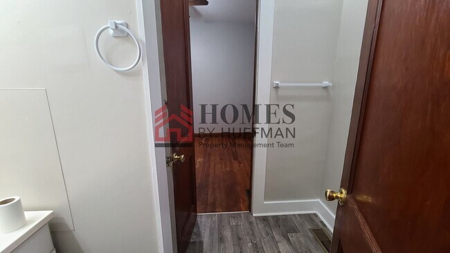 Building Photo - Two Bedroom House | Front Porch | Detached...