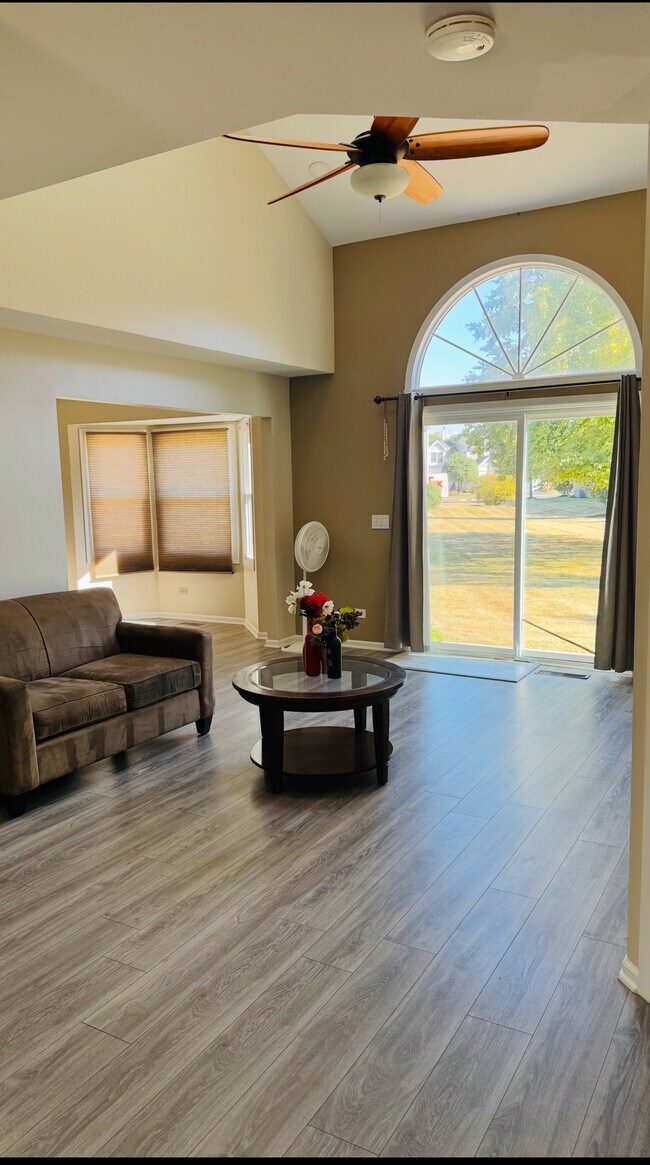 Building Photo - 775 Hoover Dr