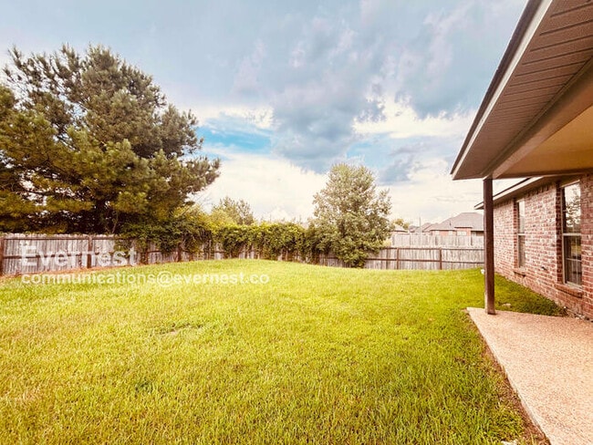 Building Photo - Beautiful 3-Bedroom Home with Modern Ameni...