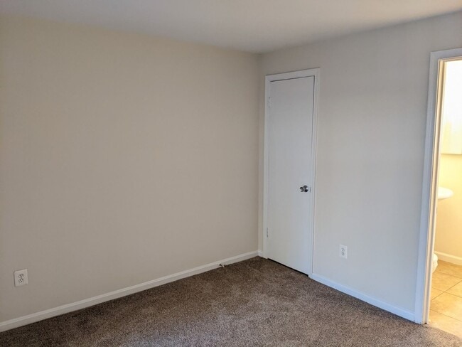 Building Photo - Renovated townhouse in established Frederick neighborhood ready mid February!