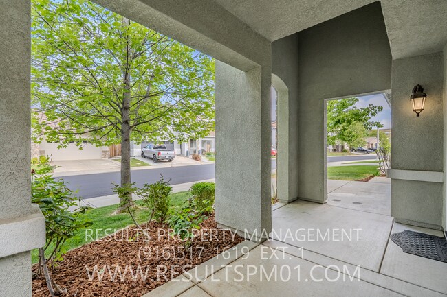 Building Photo - Spacious Lincoln 4 Bedroom 2.5 Bath w Club...