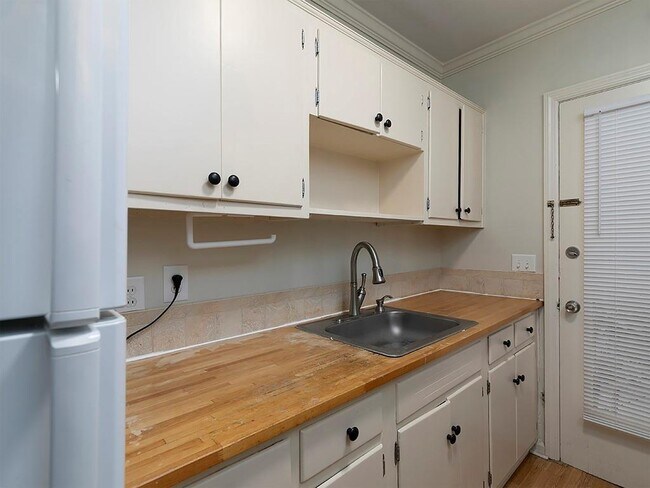 Building Photo - 438 Carriage Dr NE