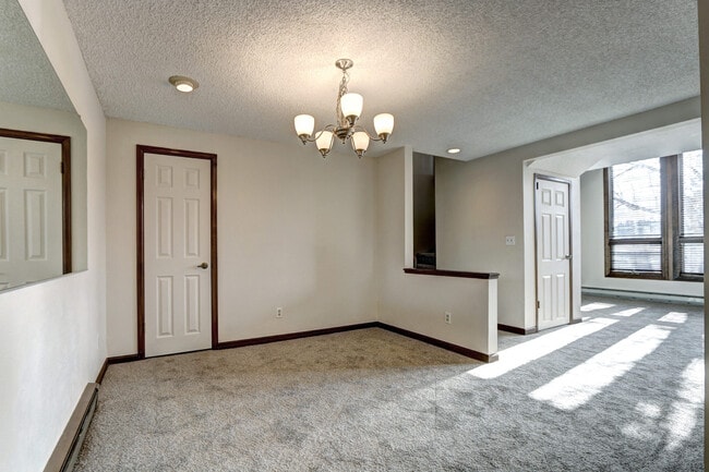 Building Photo - Unique, Rustic, and Spacious Living! Walk ...