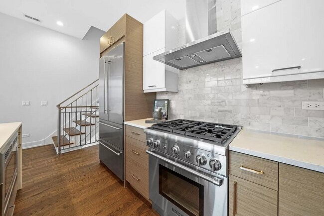 Building Photo - 1085 N Marshfield Ave