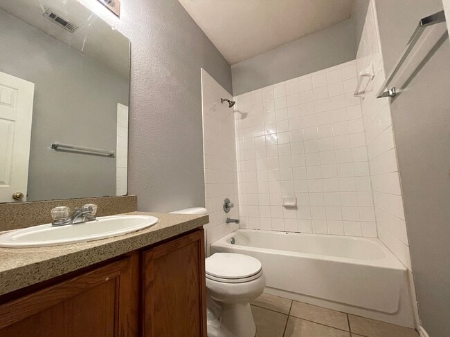 Building Photo - 3/2 Duplex with Garage