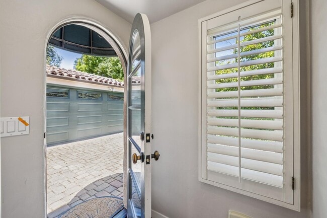 Building Photo - Mediterranean Beauty in Crescent Park – 5B...