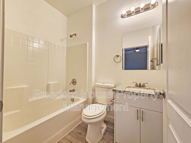 Building Photo - 1121 Sixshooter Ave