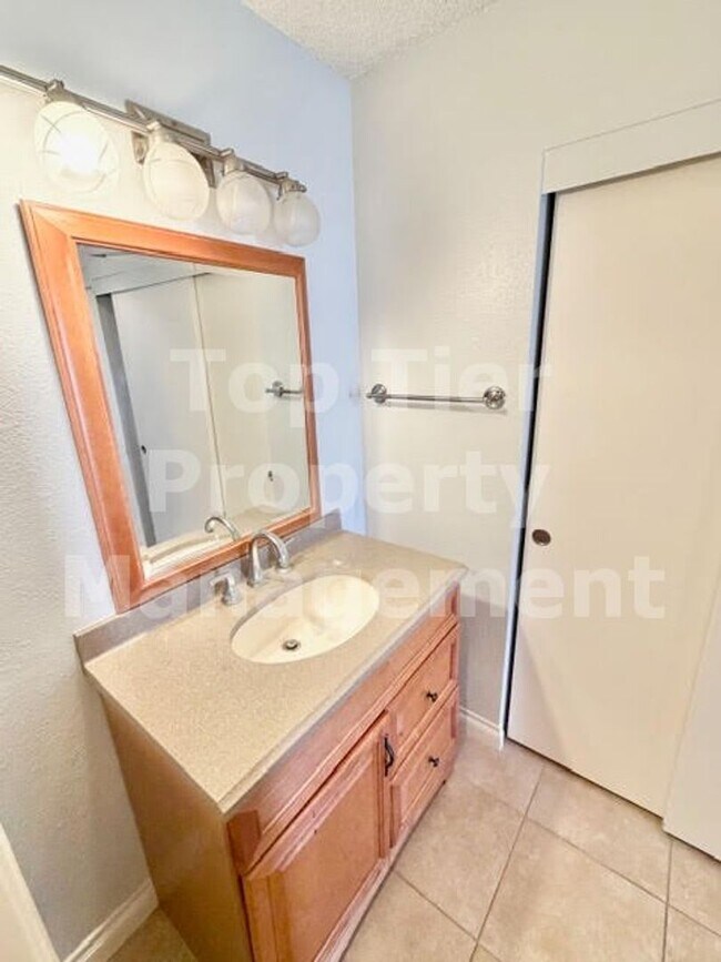 Building Photo - Beautiful 2 Bd/2 Ba 932 sf Condo in Oceanside available April 28th for Lease!