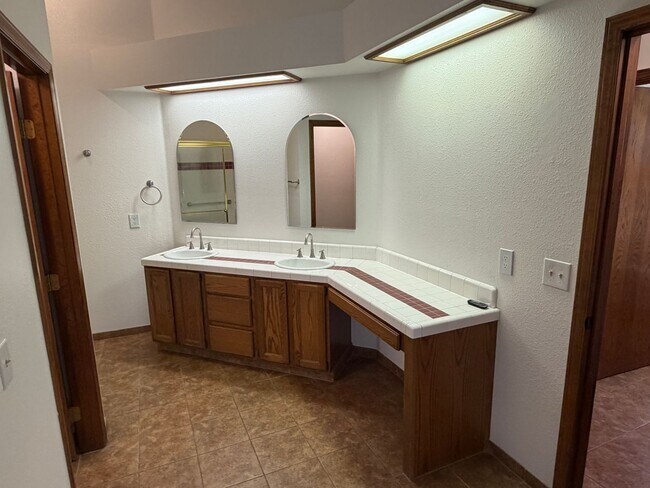 Building Photo - 5933 W Iris Ct