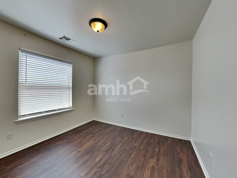 Building Photo - 2992 W Belle Ave