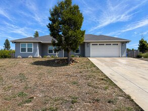 Building Photo - 3BR Home w/ 2-Car Garage, Tall ceilings & Upgraded Chef's Kitchen