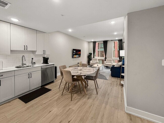 Building Photo - 901 Canal St