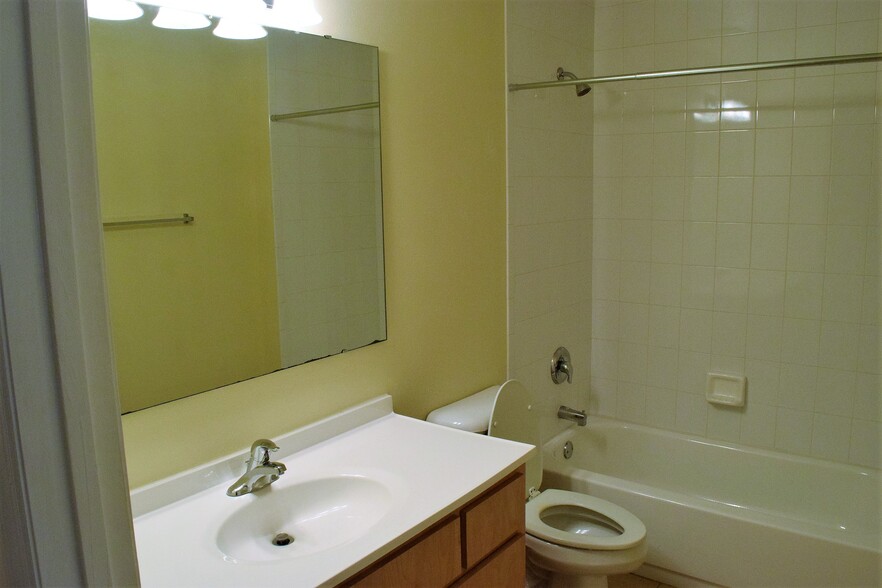 Building Photo - 915 Willow Dr
