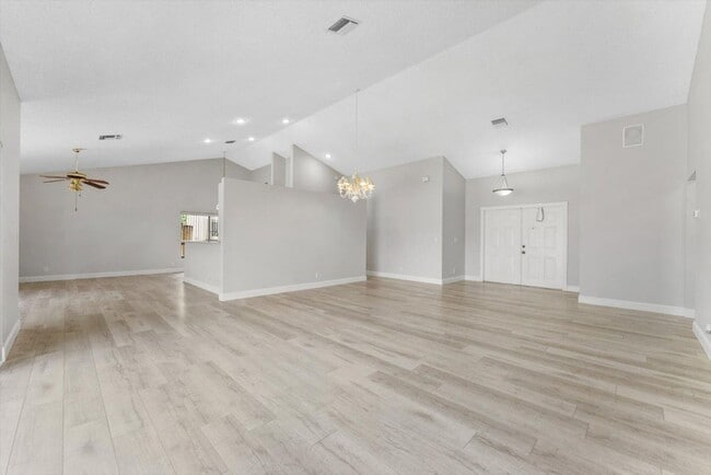 Building Photo - 5809 Sun Pointe Cir