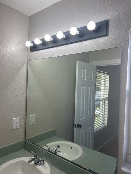 Building Photo - 165 Kings Pond Ave