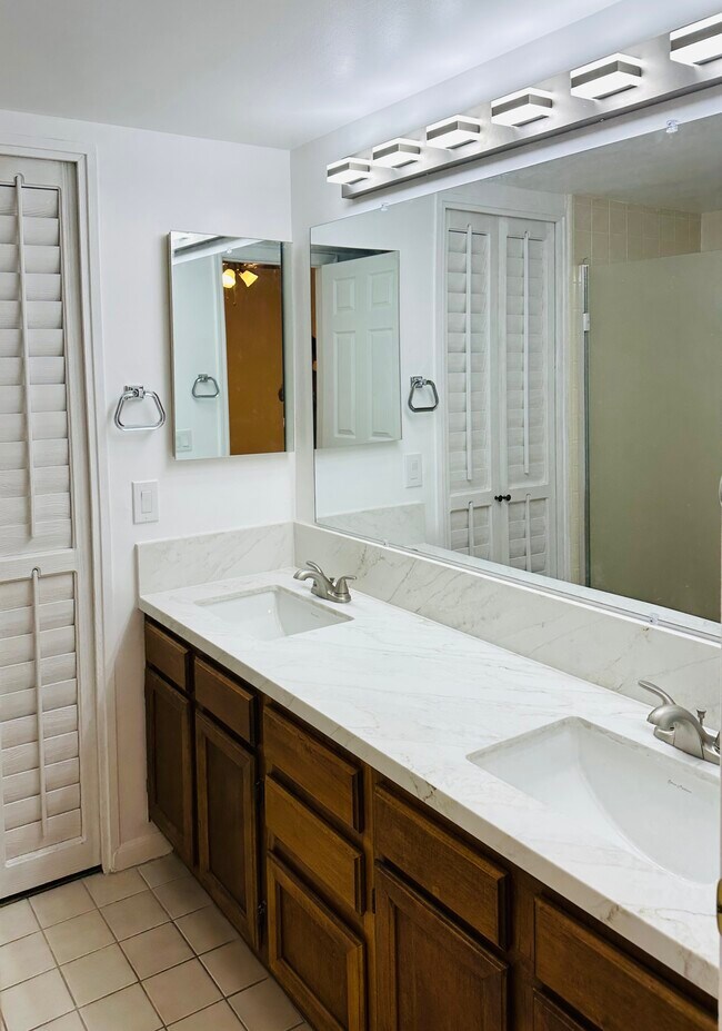 Building Photo - 1449 E Highland Ave