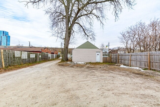 Building Photo - Bright Upper Two Bedroom Unit! Recently Remodeled!